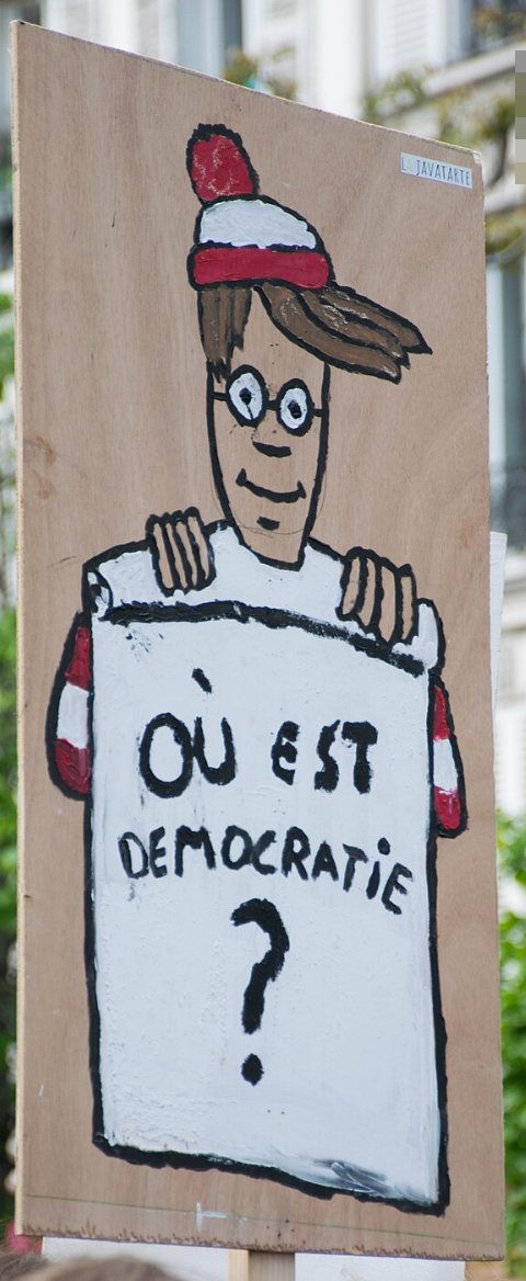Pancarte « OÙ EST DEMOCRATIE ? », Paris (75), 1 mai 2023