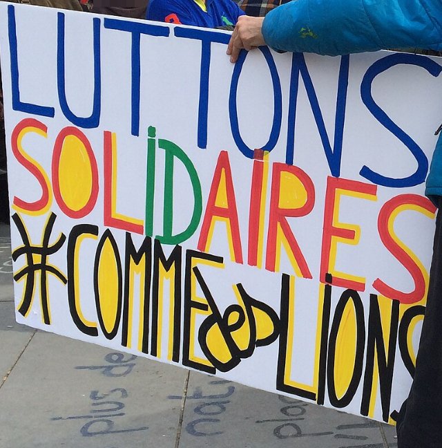 Pancarte « LUTTONS SOLIDAIRES #COMME DES LIONS », Paris (75), 3 avril 2016
