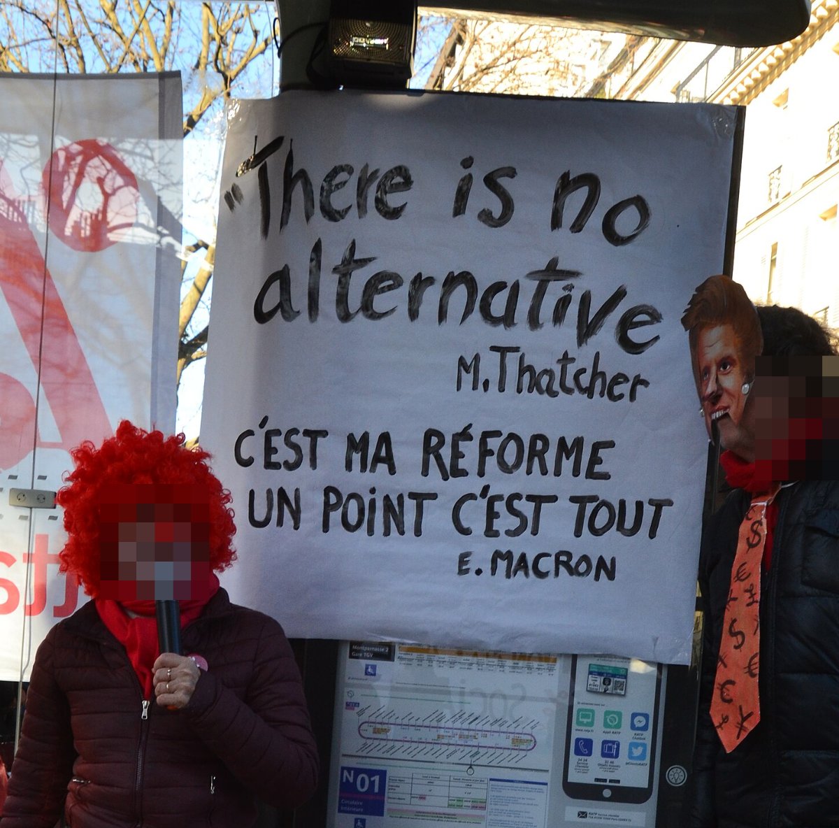 Pancarte « « There is no alternative M. Thatcher C'EST MA RÉFORME UN POINT C'EST TOUT E. MACRON », Paris (75), 16 janvier 2020