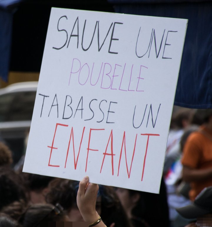 Pancarte « SAUVE UNE POUBELLE TABASSE UN ENFANT », Paris (75), 6 octobre 2026