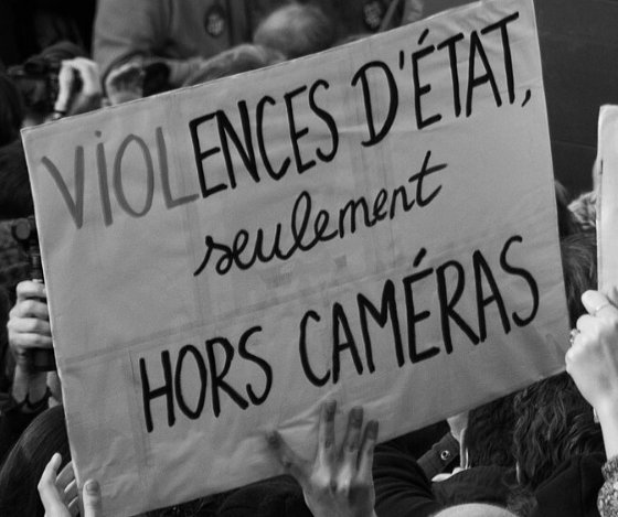 Pancarte « VIOLENCES D'ÉTAT, seulement HORS CAMÉRAS », Paris (75), 21 novembre 2020