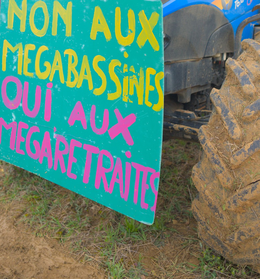 Pancarte « NON AUX MEGABASSINES OUI AUX MEGARETRAITES », Sainte-Soline (79), 25 mars 2023