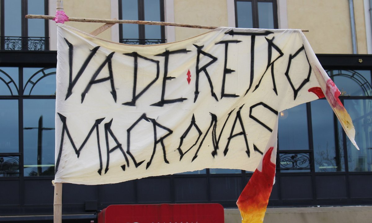 Pancarte « VADE RETRO MACRONAS », Le Mans (72), 28 mars 2023