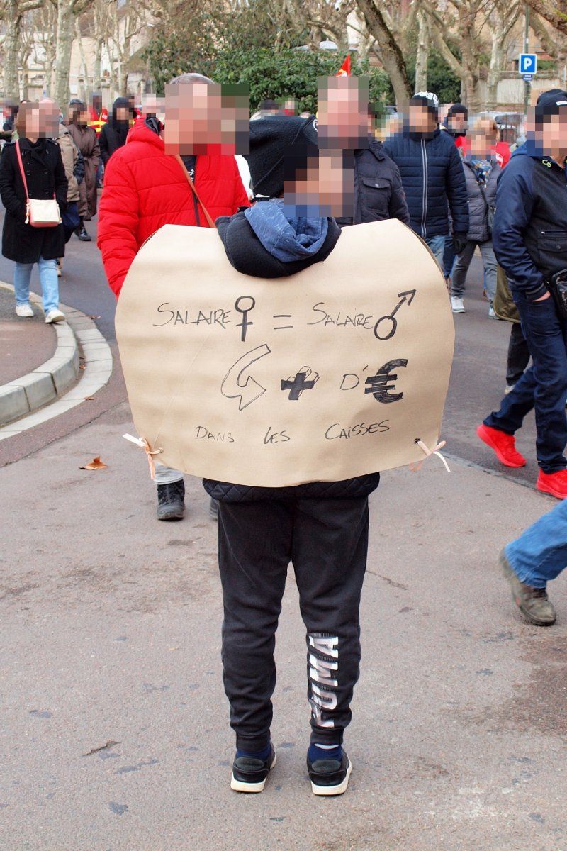 Pancarte « SALAIRE ♀ = SALAIRE ♂ ↶ + D'€ DANS LES CAISSES », Sens (89), 31 janvier 2023