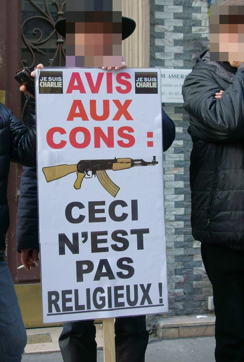 Pancarte « AVIS AUX CONS : CECI N'EST PAS RELIGIEUX ! », Paris (75), 11 janvier 2015