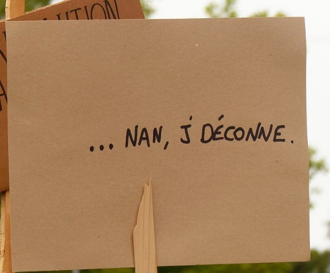 Pancarte « ... NAN, J'DÉCONNE. », Belfort (90), 10 septembre 2025