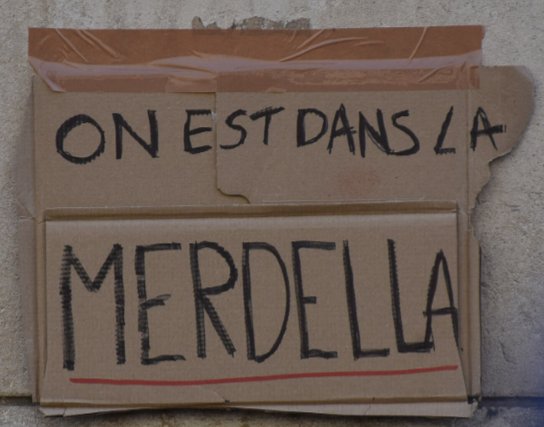 Pancarte « ON EST DANS LA MERDELLA », Paris (75), 2 octobre 2026