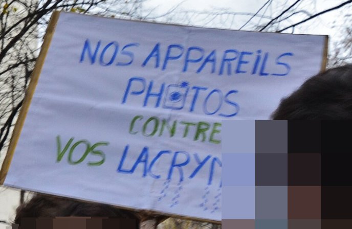 Pancarte « NOS APPAREILS PHOTOS CONTRE VOS LACRYMOS », Paris (75), 5 décembre 2020