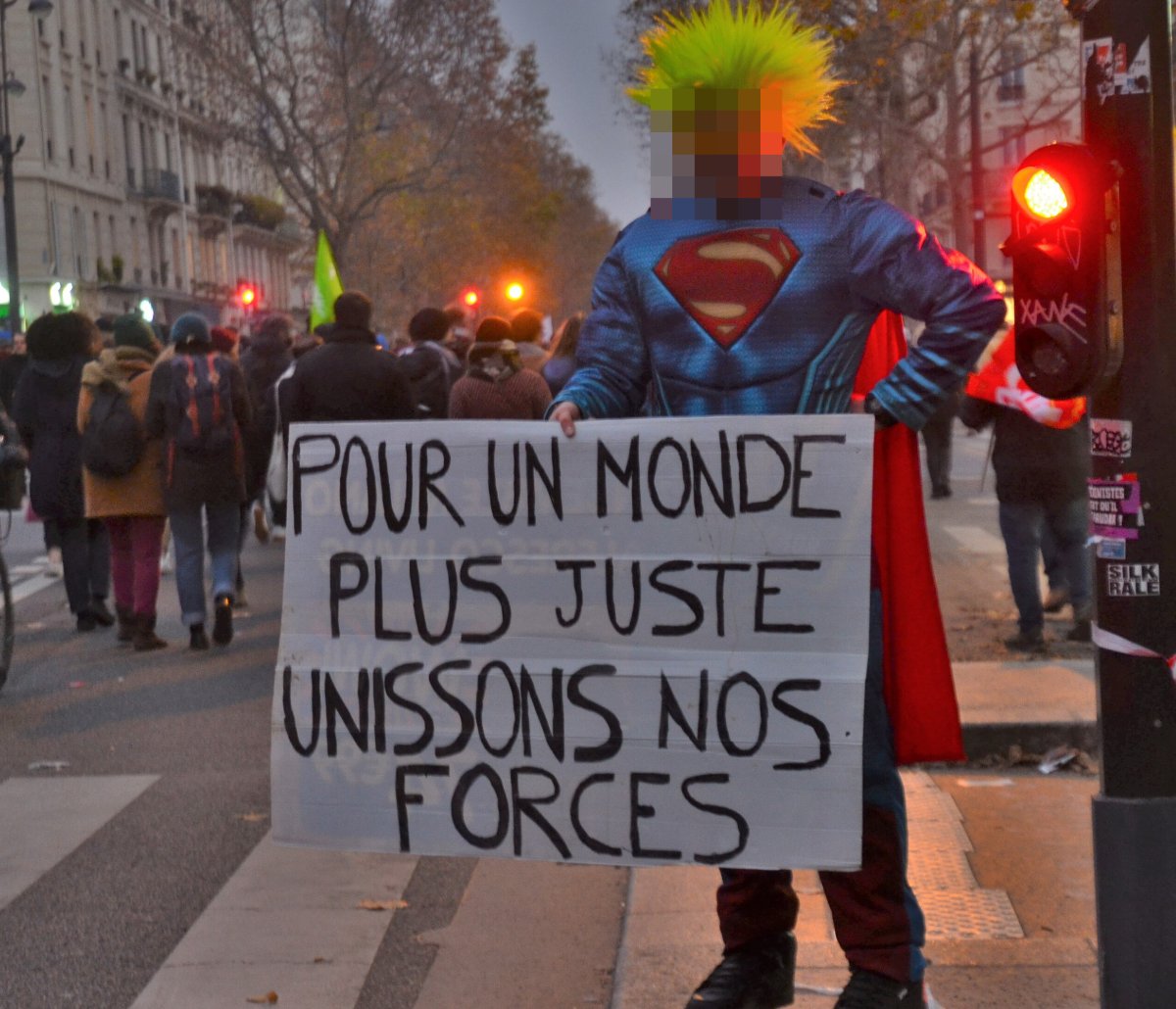 Pancarte « POUR UN MONDE PLUS JUSTE UNISSONS NOS FORCES », Paris (75), 5 décembre 2019