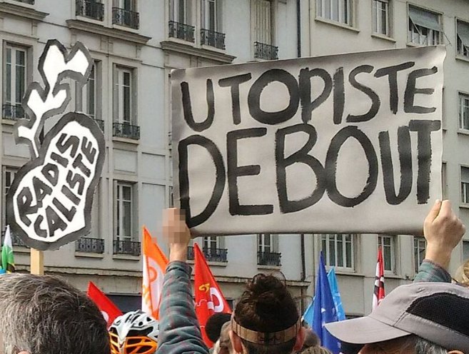 Pancarte « UTOPISTE DEBOUT », Lyon (69), 7 mars 2023
