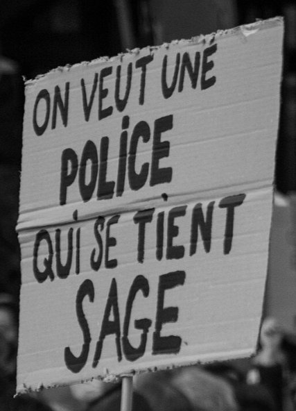 Pancarte « ON VEUT UNE POLICE QUI SE TIENT SAGE », Paris (75), 21 novembre 2020