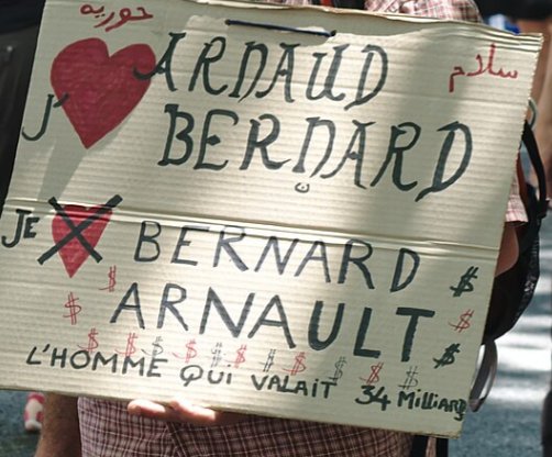 Pancarte « J'♥ ARNAUD BERNARD JE ✗ BERNARD ARNAULT L'HOMME QUI VALAIT 34 MILLIARDS », Toulouse (31), 23 juin 2016