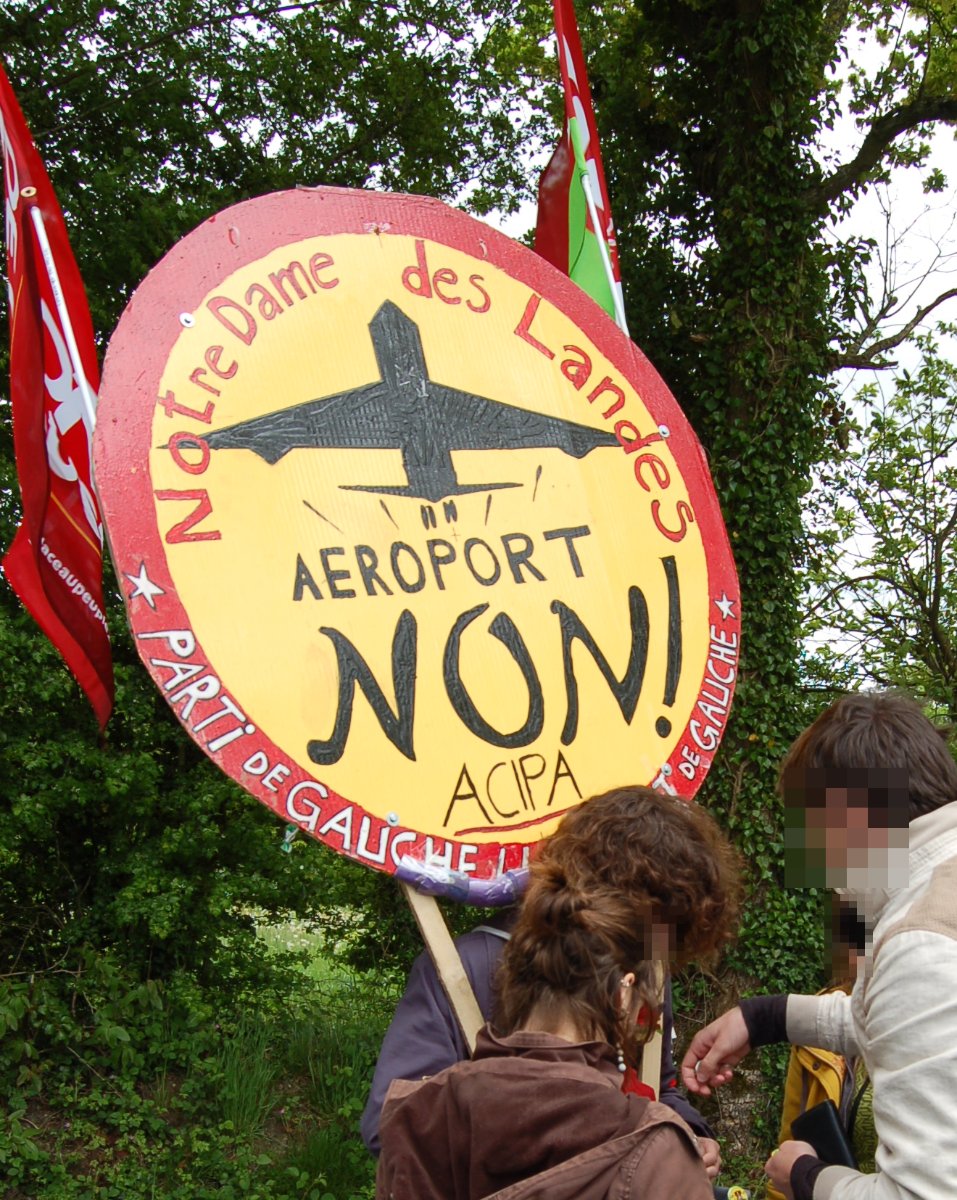 Pancarte « Notre Dame des Landes AEROPORT NON! ACIPA », Notre-Dame-des-Landes (44), 11 mai 2013