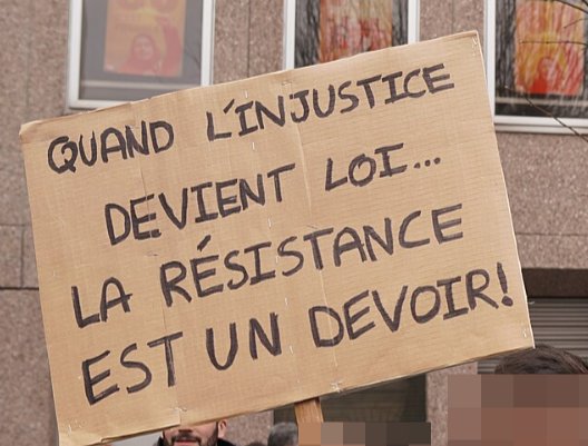 Pancarte « QUAND L'INJUSTICE DEVIENT LOI... LA RÉSISTANCE EST UN DEVOIR ! », Reims (51), 15 mars 2023