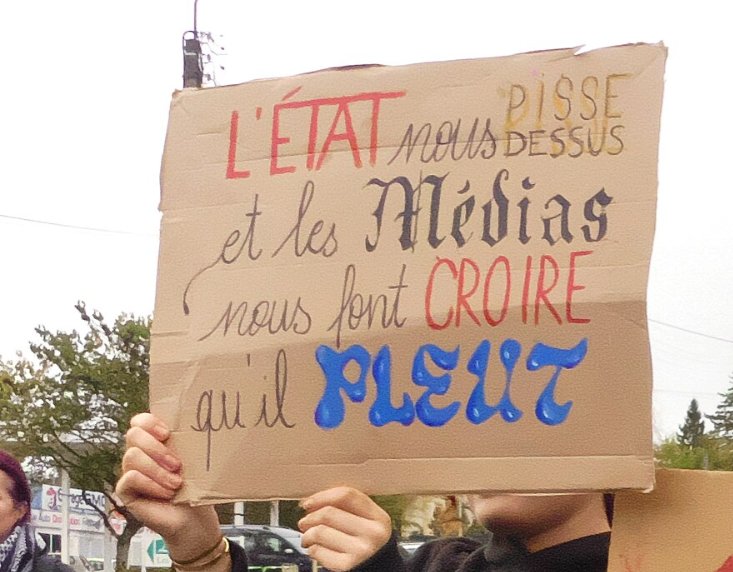 Pancarte « L'ÉTAT nous PISSE DESSUS et les Médias nous font CROIRE qu'il PLEUT », Bavilliers (90), 17 octobre 2026