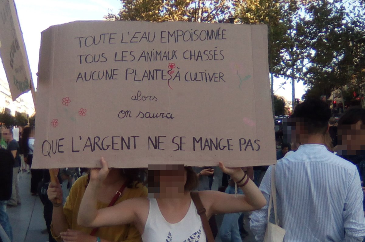 Pancarte « TOUTE L'EAU EMPOISONNÉE TOUS LES ANIMAUX CHASSÉS AUCUNE PLANTE À CULTIVER alors on saura QUE L'ARGENT NE SE MANGE PAS », Paris (75), 13 octobre 2018