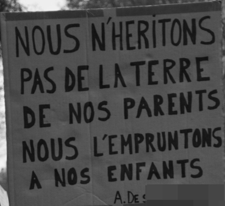 Pancarte « NOUS N'HERITONS PAS DE LA TERRE DE NOS PARENTS NOUS L'EMPRUNTONS A NOS ENFANTS A. DE SAINT EXUPERY », Paris (75), 8 décembre 2018