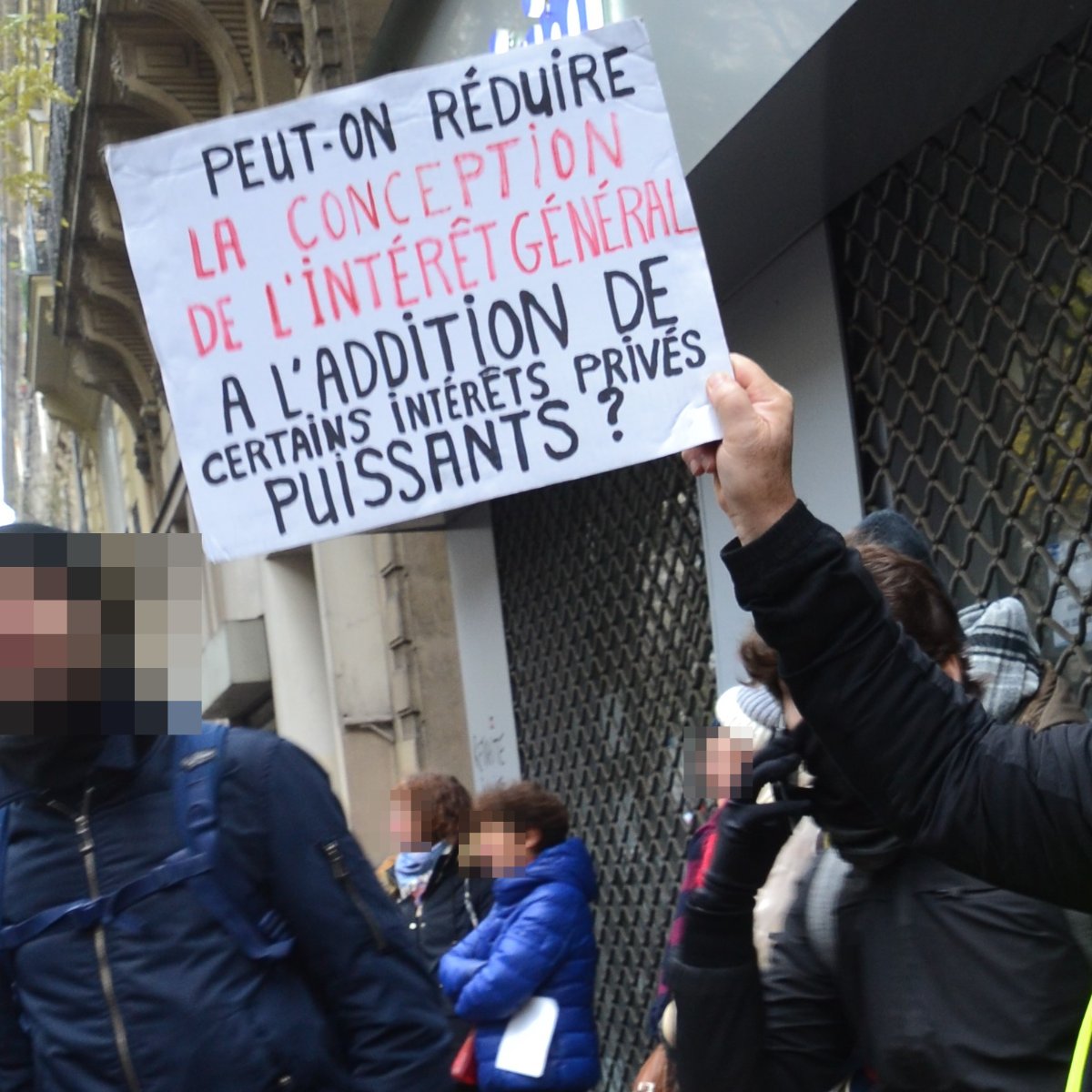 Pancarte « PEUT-ON RÉDUIRE LA CONCEPTION DE L'INTÉRÊT GÉNÉRAL A L'ADDITION DE CERTAINS INTÉRÊTS PRIVÉS PUISSANTS ? », Paris (75), 5 décembre 2019
