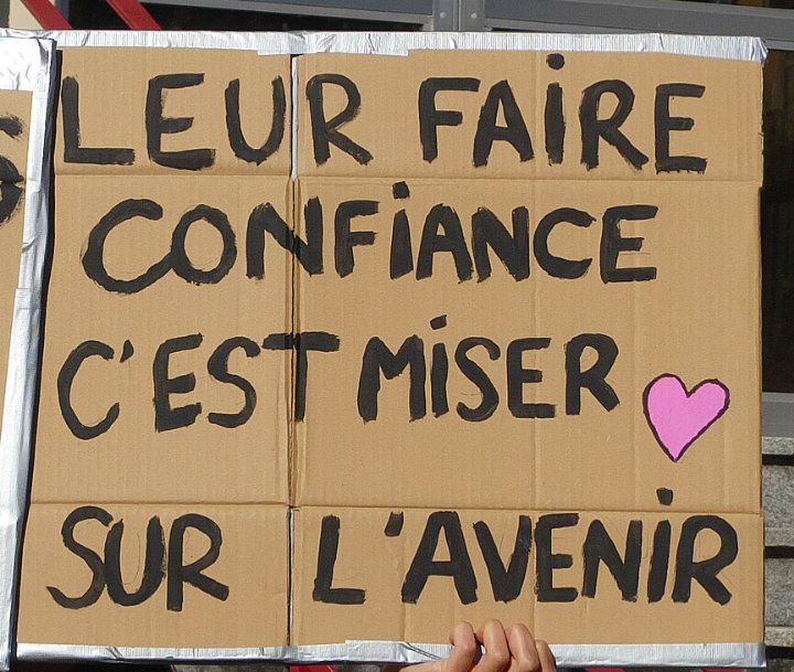 Pancarte « LEUR FAIRE CONFIANCE C'EST MISER SUR L'AVENIR », Belfort (90), 6 octobre 2026