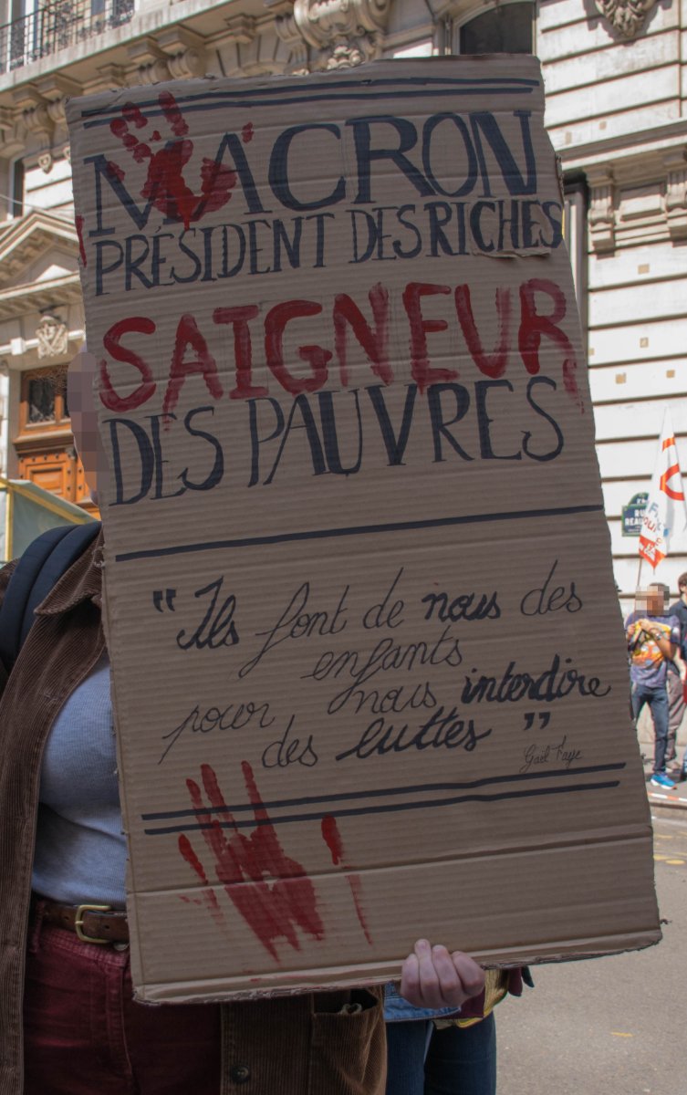 Pancarte « MACRON PRÉSIDENT DES RICHES SAIGNEUR DES PAUVRES « Ils font de nous des enfants pour nous interdire des luttes ” Gaël F… », Paris (75), 5 mai 2018