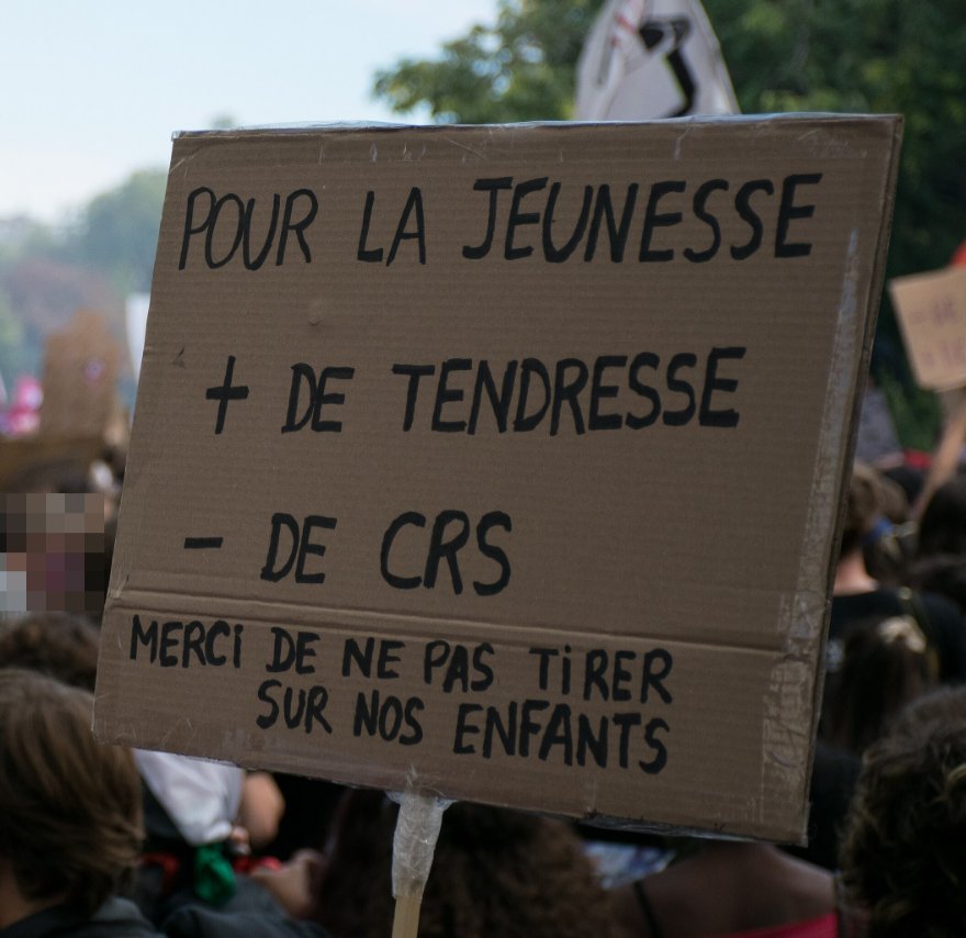 Pancarte « POUR LA JEUNESSE + DE TENDRESSE - DE CRS MERCI DE NE PAS TIRER SUR NOS ENFANTS », Paris (75), 6 octobre 2026