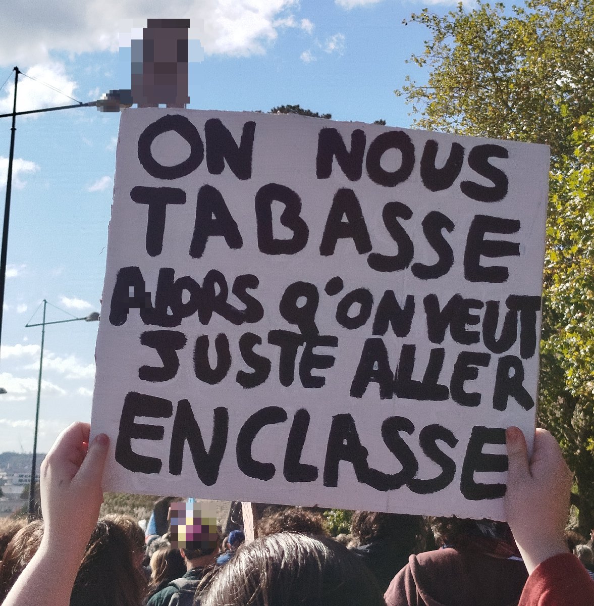 Pancarte « On nous tabasse alors qu'on veut juste aller en classe », Brest (29), 17 octobre 2026