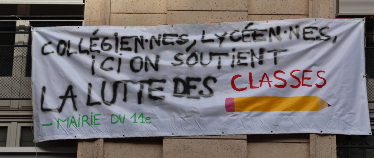 Pancarte « COLLÉGIEN·NES, LYCÉEN·NES, ICI ON SOUTIENT LA LUTTE DES CLASSES MAIRIE DU 11e », Paris (75), 6 octobre 2026