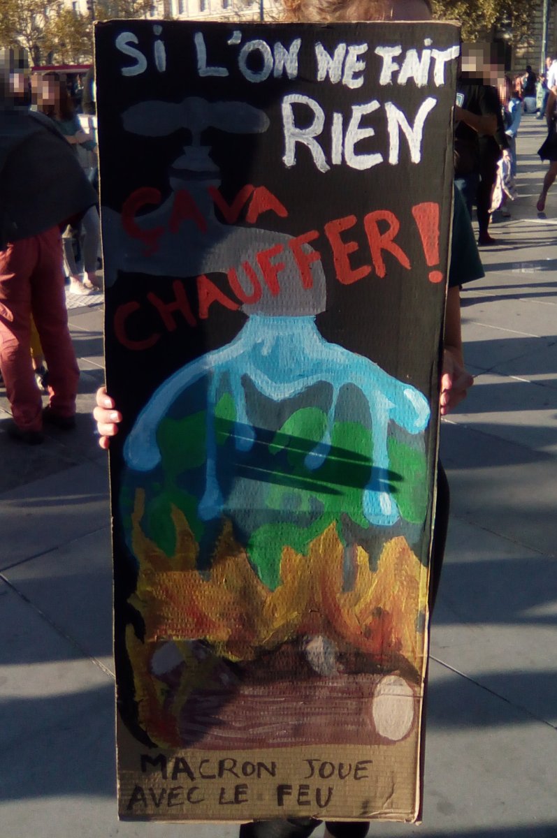 Pancarte « SI L'ON NE FAIT RIEN ÇA CHAUFFER! MACRON JOUE AVEC LE FEU », Paris (75), 13 octobre 2018