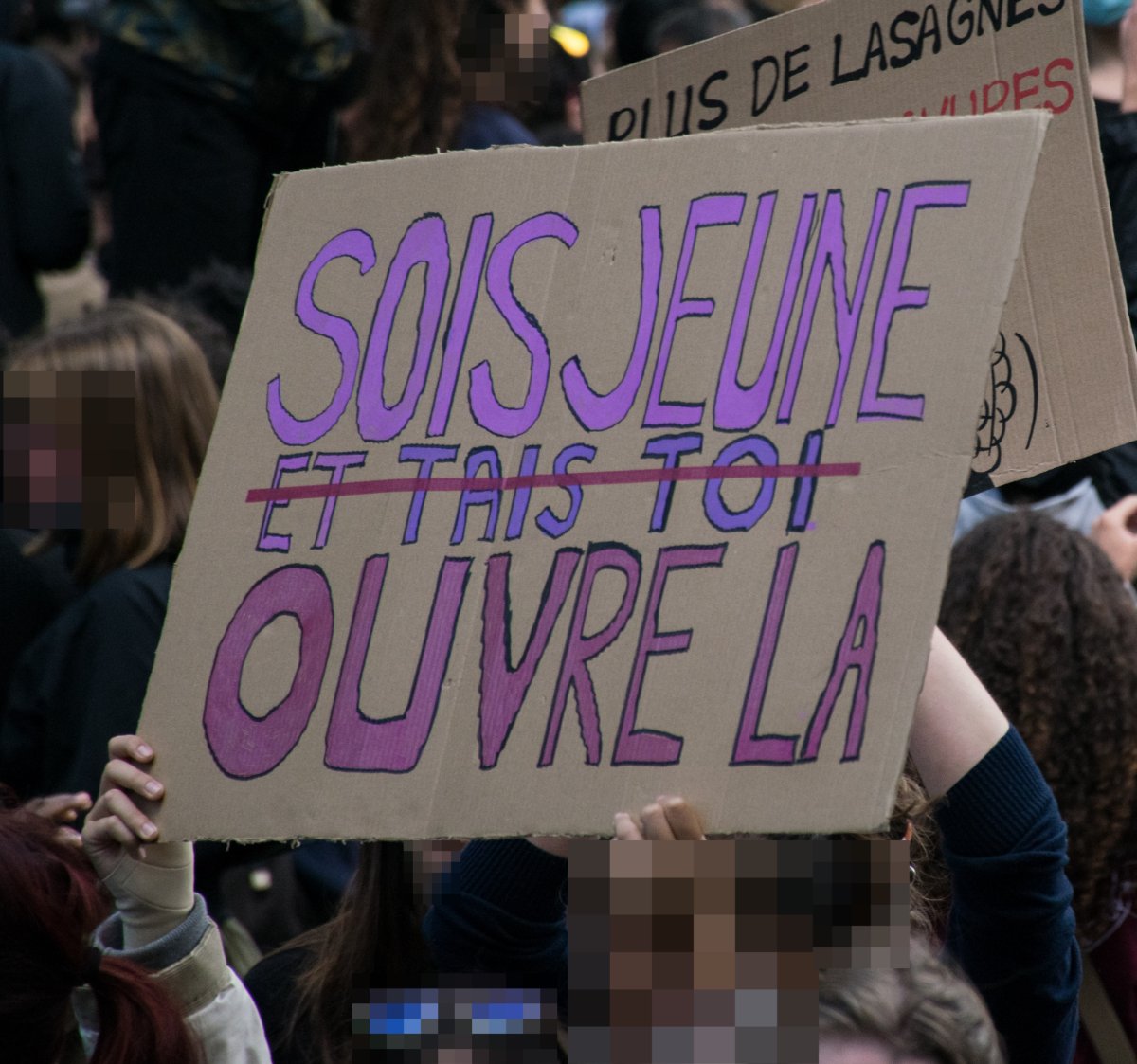 Pancarte « SOIS JEUNE ET OUVRE LA », Paris (75), 17 octobre 2026
