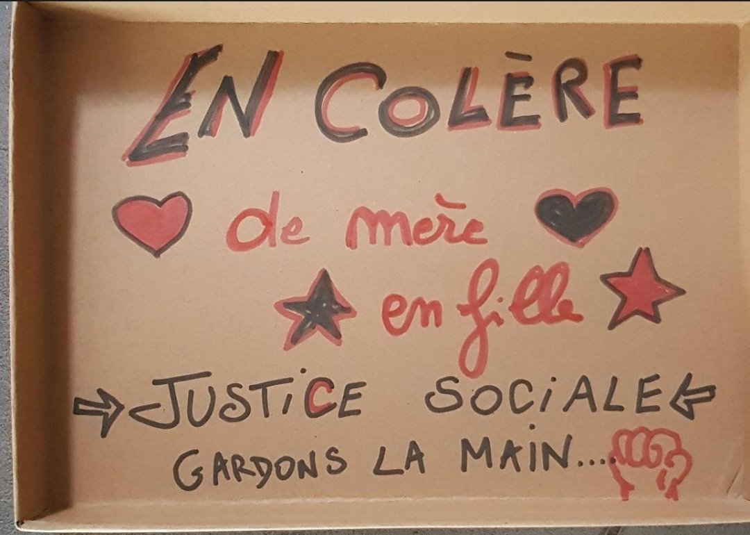 Pancarte « En colère, de mère en fille. Justice sociale, gardons la main. », Poitiers, 17 octobre 2026