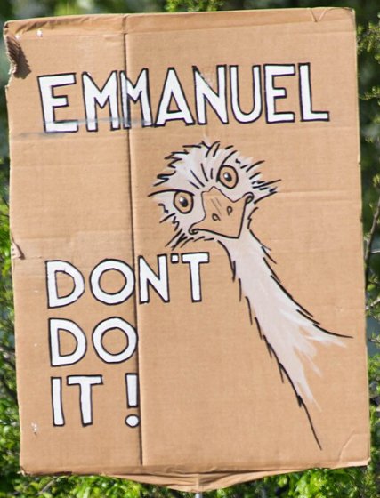 Pancarte « EMMANUEL DON'T DO IT ! », Paris (75), 1 mai 2023