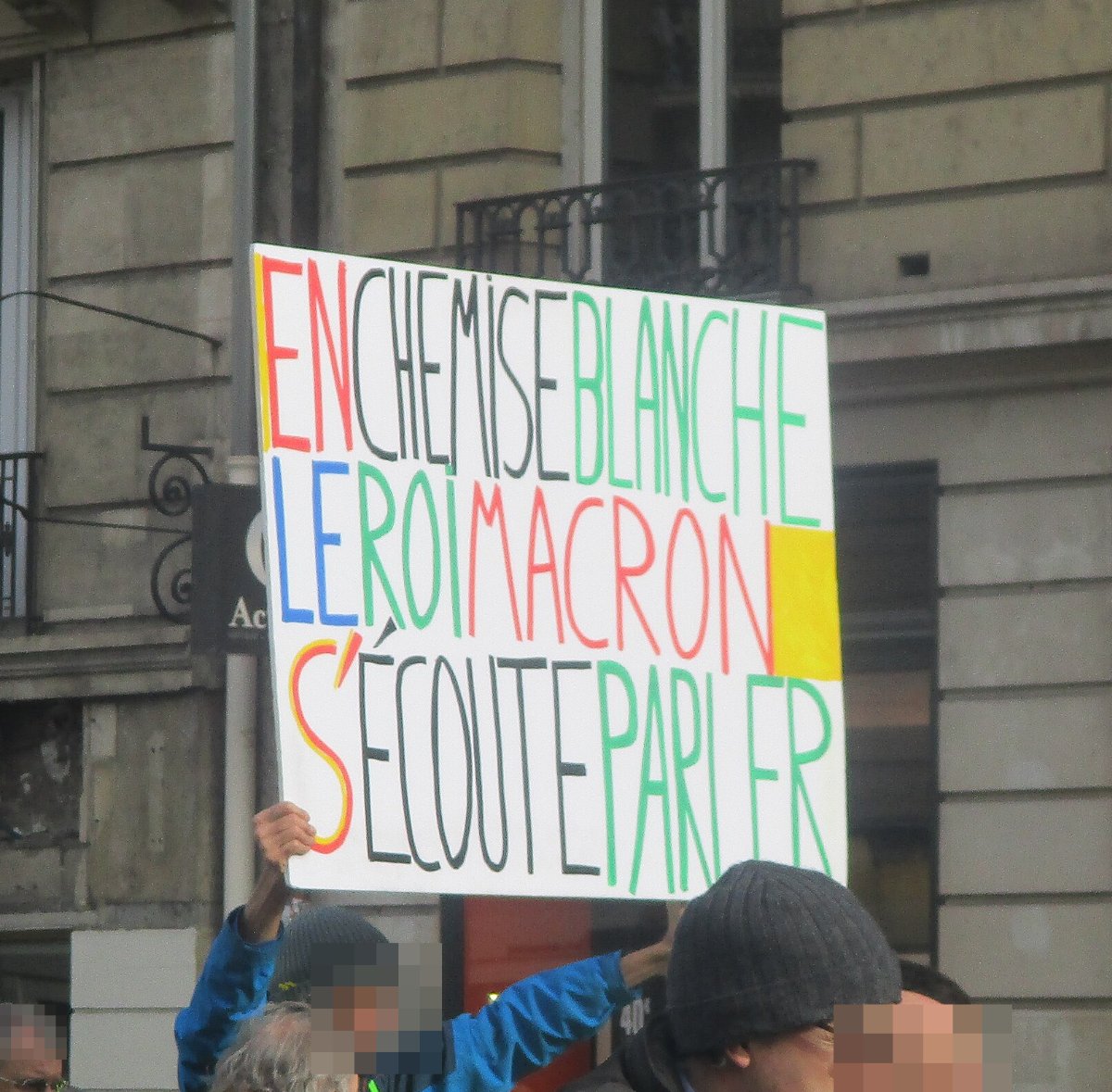 Pancarte « EN CHEMISE BLANCHE LE ROI MACRON S'ÉCOUTE PARLER », Paris (75), 9 février 2019