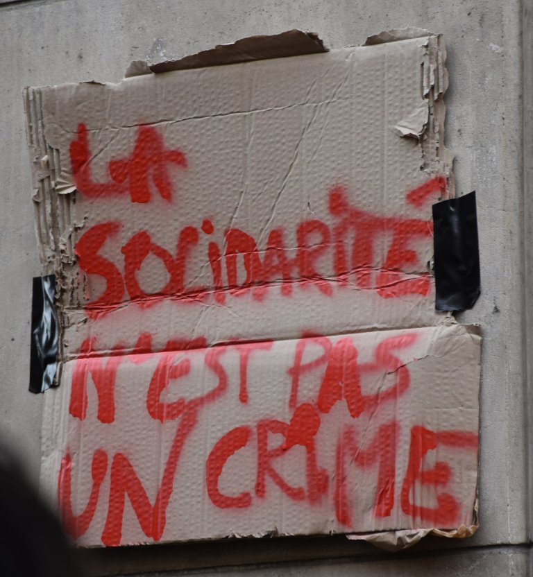 Pancarte « LA SOLIDARITÉ N'EST PAS UN CRIME », Paris (75), 2 octobre 2026