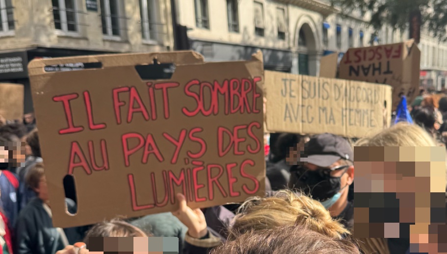 Pancarte « Il fait sombre au pays des lumières je suis d’accord avec ma femme », Paris (75), 17 octobre 2026