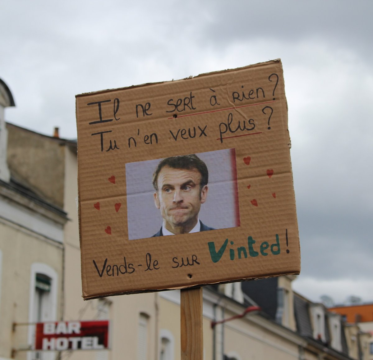 Pancarte « Il ne sert à rien ? Tu n'en veux plus ? Vends-le sur Vinted! », Le Mans (72), 13 avril 2023