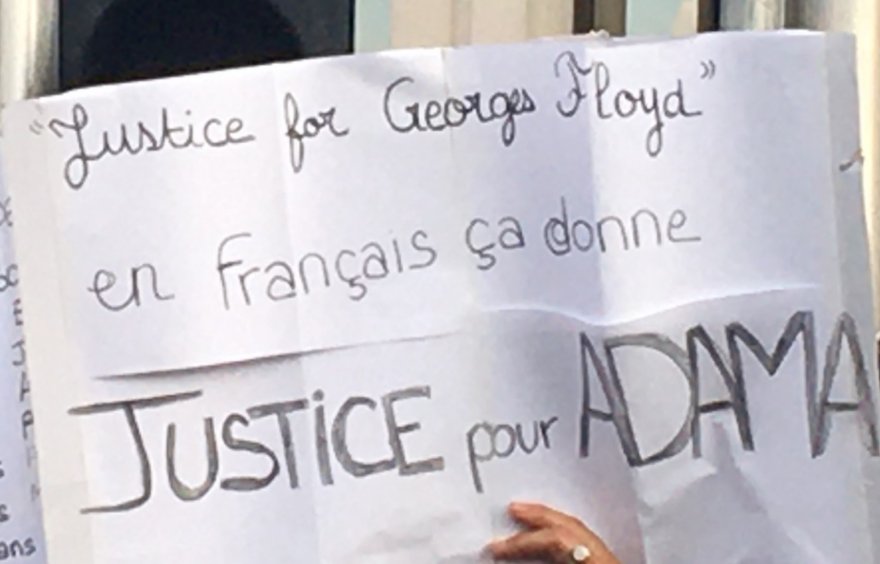 Pancarte « "Justice for Georges Floyd" en français ça donne JUSTICE pour ADAMA », Paris (75), 2 juin 2020