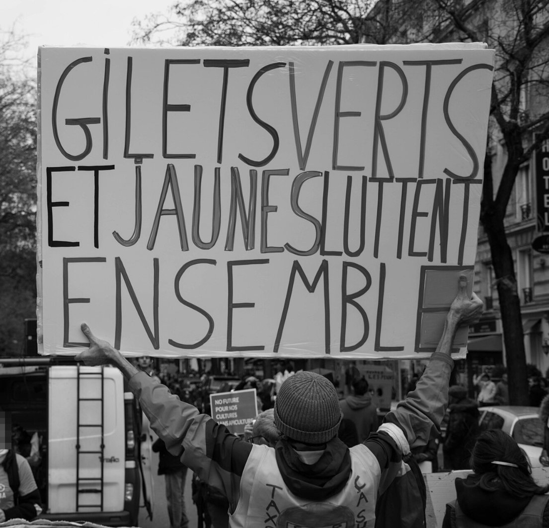 Pancarte « GILETS VERTS ET JAUNES LUTTENT ENSEMBLE », Paris (75), 8 décembre 2018
