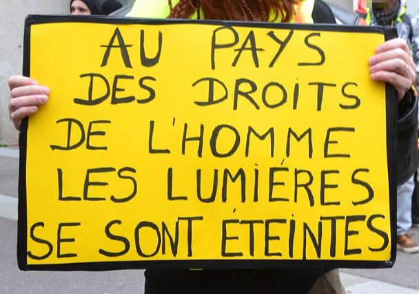 Pancarte « AU PAYS DES DROITS DE L'HOMME LES LUMIÈRES SE SONT ÉTEINTES », Paris (75), 5 décembre 2020