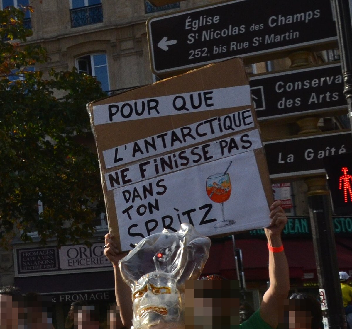 Pancarte « POUR QUE L'ANTARCTIQUE NE FINISSE PAS DANS TON SPRITZ », Paris (75), 13 octobre 2018