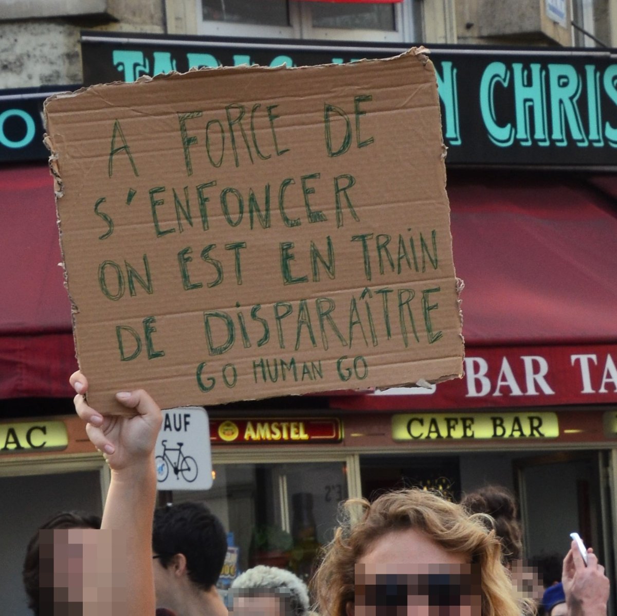 Pancarte « A FORCE DE S'ENFONCER ON EST EN TRAIN DE DISPARAÎTRE GO HUMAN GO », Paris (75), 13 octobre 2018