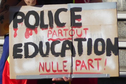Pancarte « POLICE PARTOUT EDUCATION NULLE PART ! », Belfort (90), 6 octobre 2026