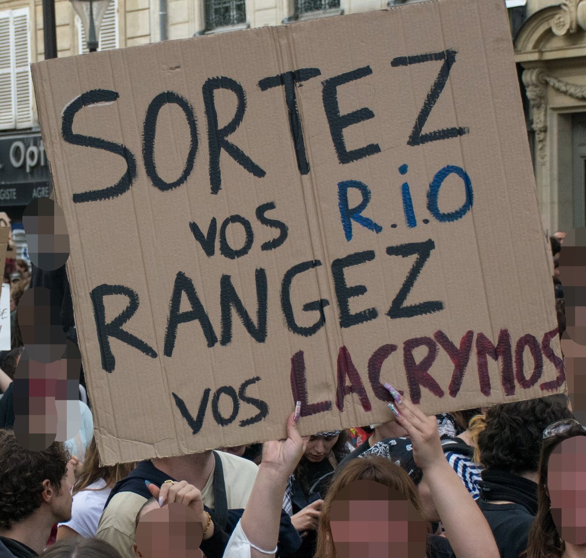 Pancarte « SORTEZ VOS R.I.O RANGEZ VOS LACRYMOS », Paris (75), 6 octobre 2026