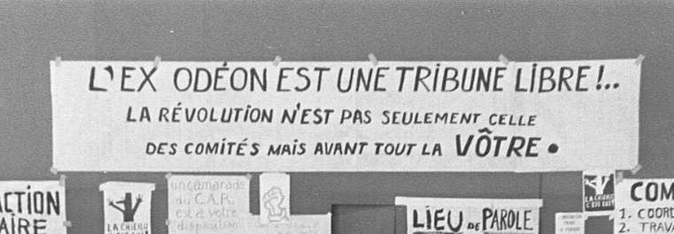 Pancarte « L'EX ODÉON EST UNE TRIBUNE LIBRE!.. LA RÉVOLUTION N'EST PAS SEULEMENT CELLE DES COMITÉS MAIS AVANT TOUT LA VÔTRE. », Paris (75), 28 mai 1968