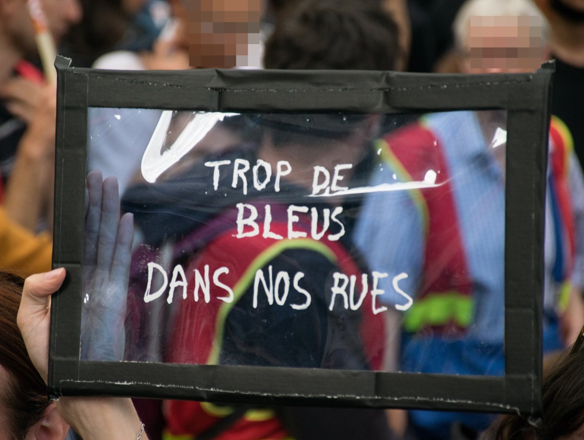 Pancarte « TROP DE BLEUS DANS NOS RUES », Paris (75), 6 octobre 2026