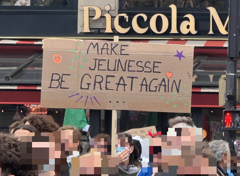 Pancarte « Make Jeunesse Be grate again », Paris (75), 17 octobre 2026