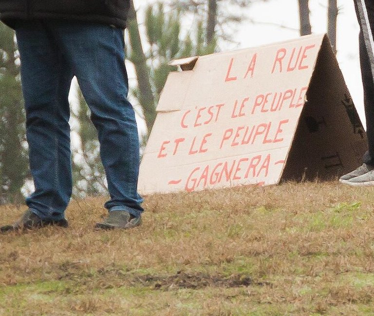 Pancarte « LA RUE C'EST LE PEUPLE ET LE PEUPLE GAGNERA », Mont-de-Marsan (40), 17 novembre 2018
