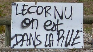 Pancarte « LECORNU on est DANS LA RUE », Aubenas (07), 10 septembre 2025