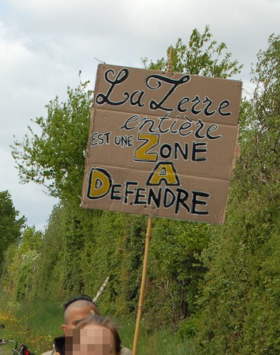 Pancarte « La Terre entière est une ZONE A DEFENDRE », Notre-Dame-des-Landes (44), 11 mai 2013