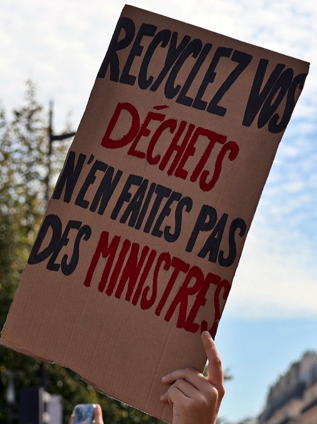 Pancarte « RECYCLEZ VOS DÉCHETS N'EN FAITES PAS DES MINISTRES », Paris (75), 6 octobre 2026