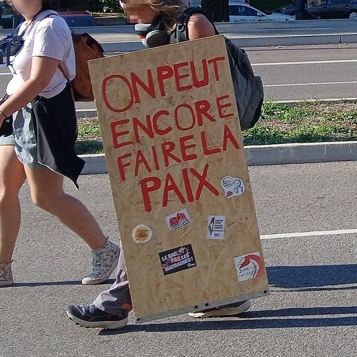 Pancarte « ON PEUT ENCORE FAIRE LA PAIX », Aix-en-Provence (13), 17 octobre 2026
